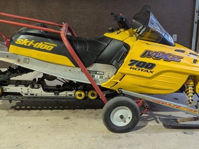 2000 mxz 700 long track, (clean)