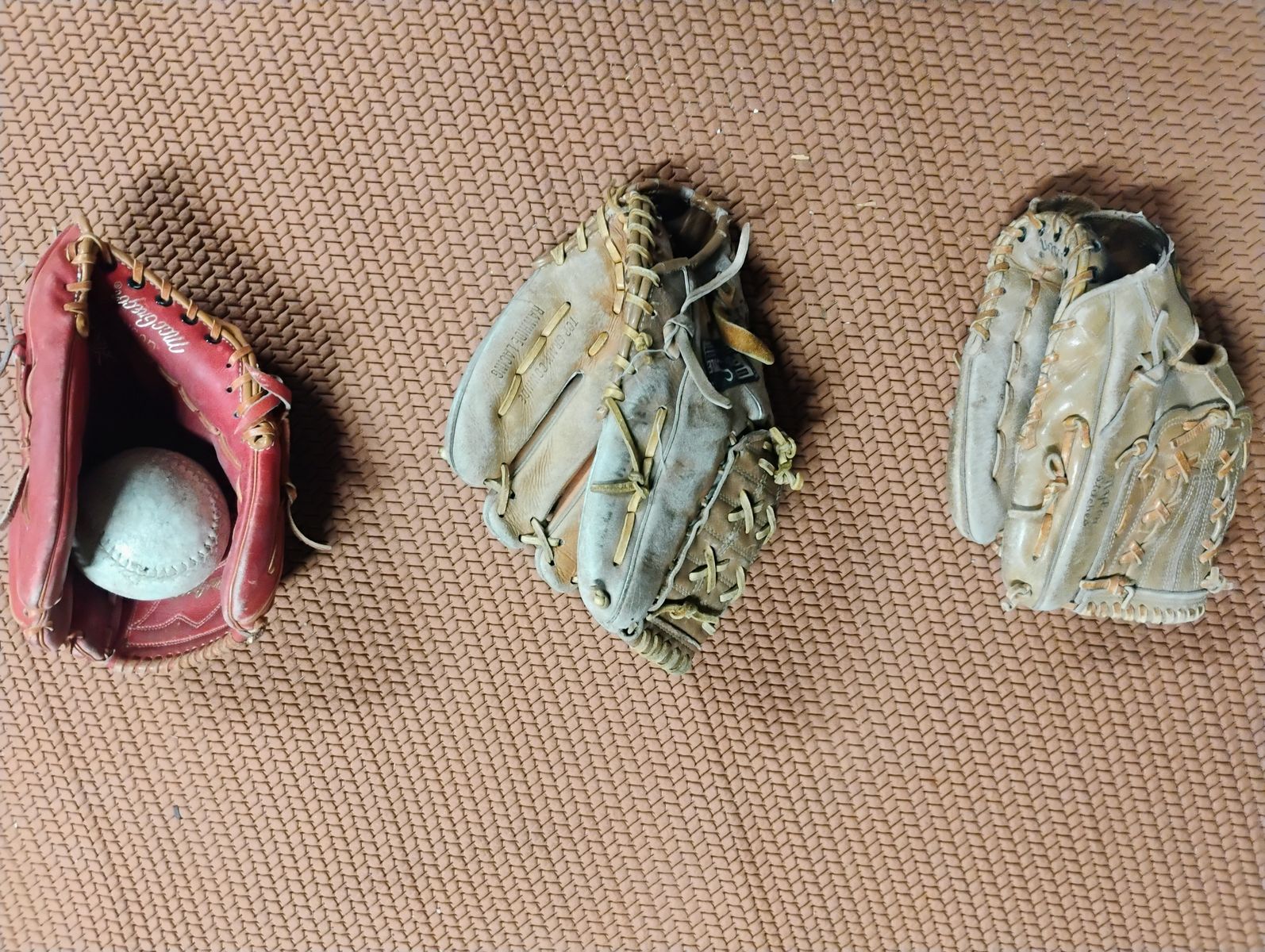Baseball/softball gloves