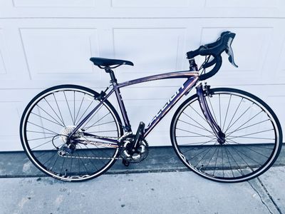 Raleigh Capri women’s-specific aluminum road/endurance bike (frame marked Superlite 6061 aluminum)