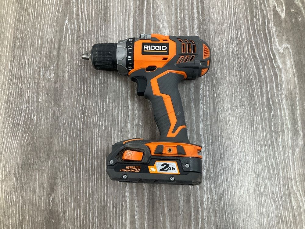 RIDGID 1/2 INCH CORDLESS DRILL DRIVER W/ 2AH BATTERY