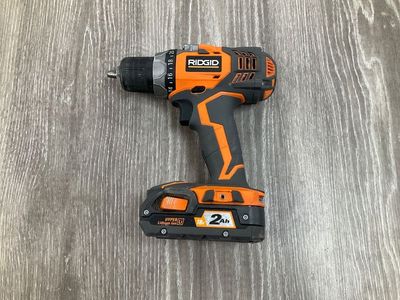 RIDGID 1/2 INCH CORDLESS DRILL DRIVER W/ 2AH BATTERY