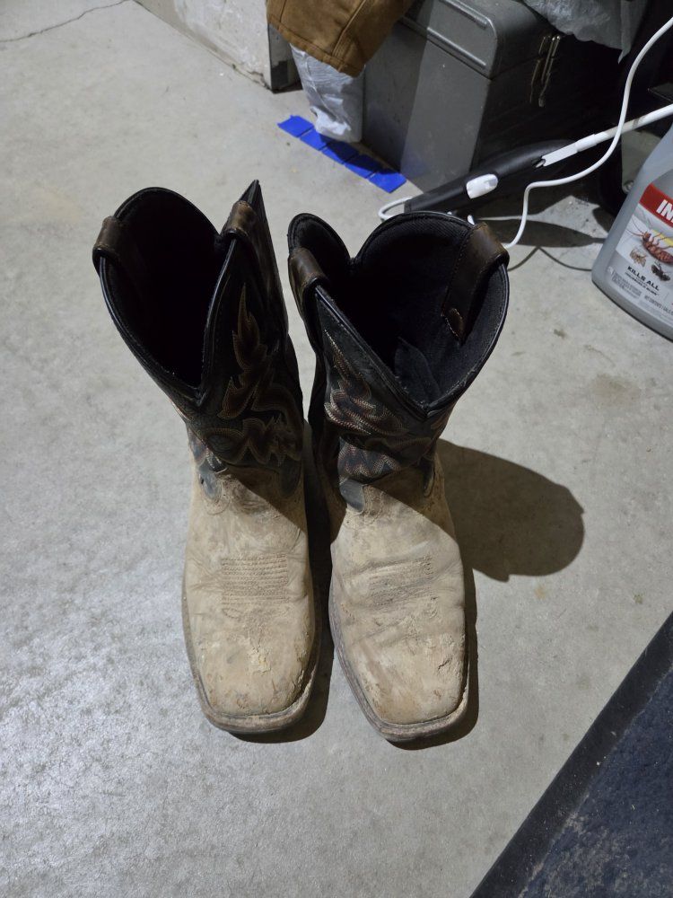 size 9 e wolverine  work boots 