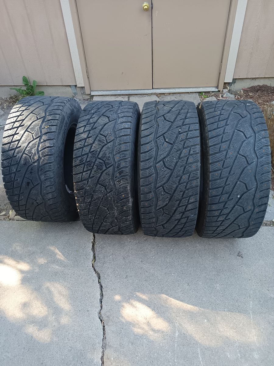 Tires 33X12.50R17
