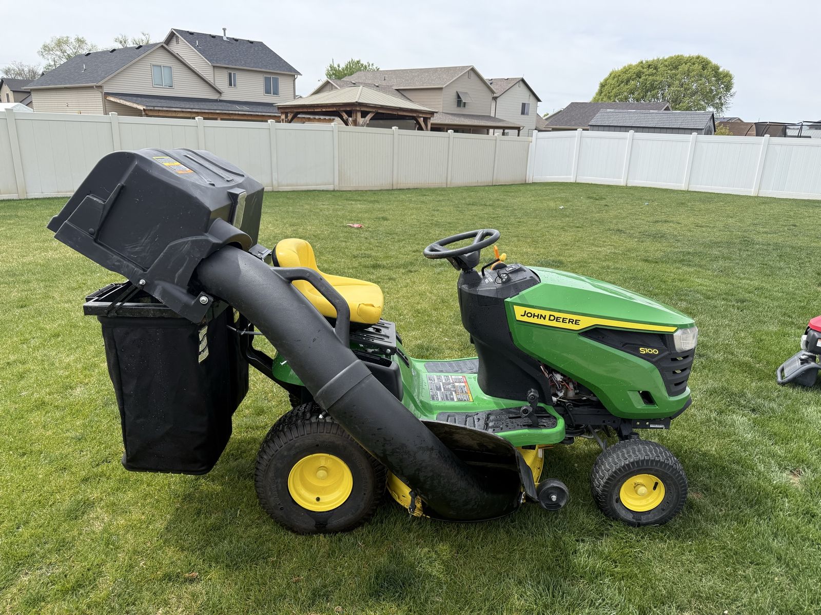 John Deere S100 Riding Lawnmower W/ Bagger System