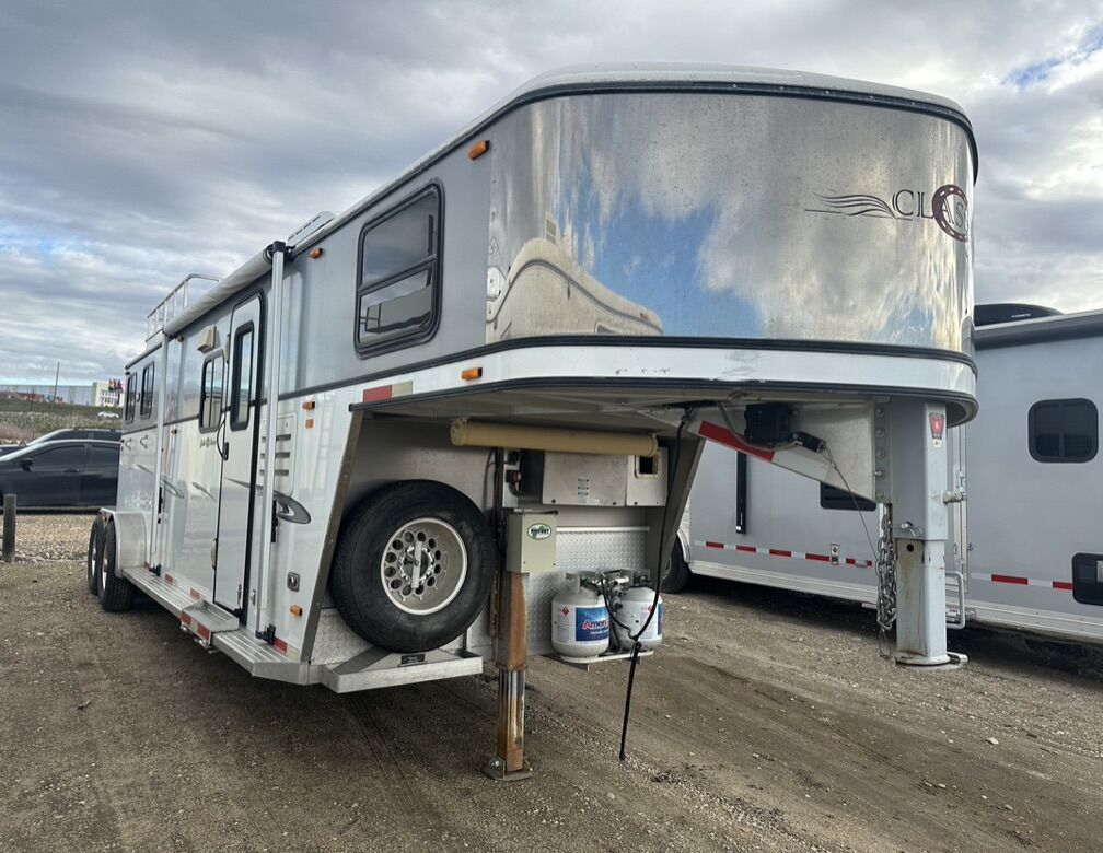 2007 USED Classic 2 Horse Living Quarters!