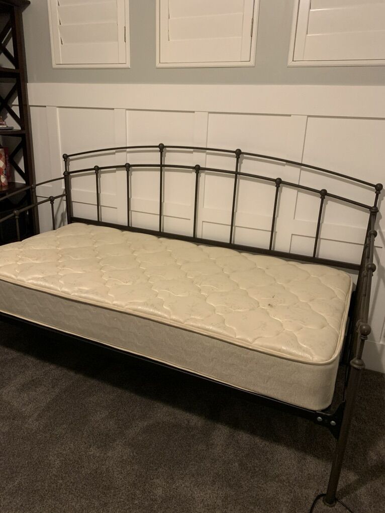Black Iron Daybed With Mattress