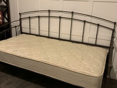 Black Iron Daybed With Mattress