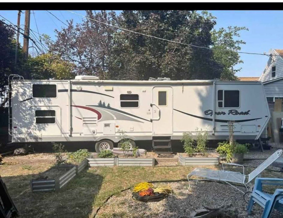 2005 Pilgrim international 35' camp trailer