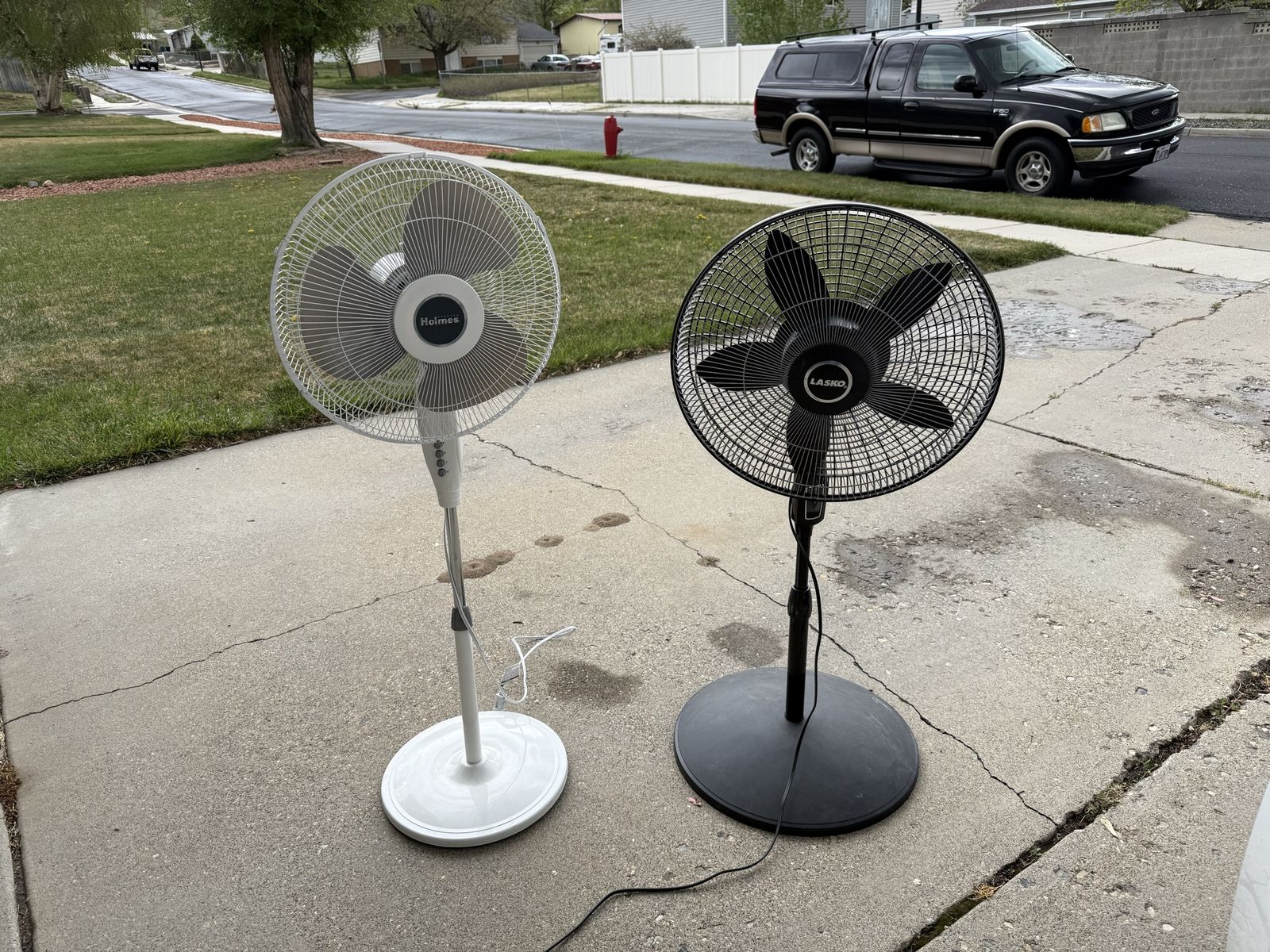 Floor fans-only white one left