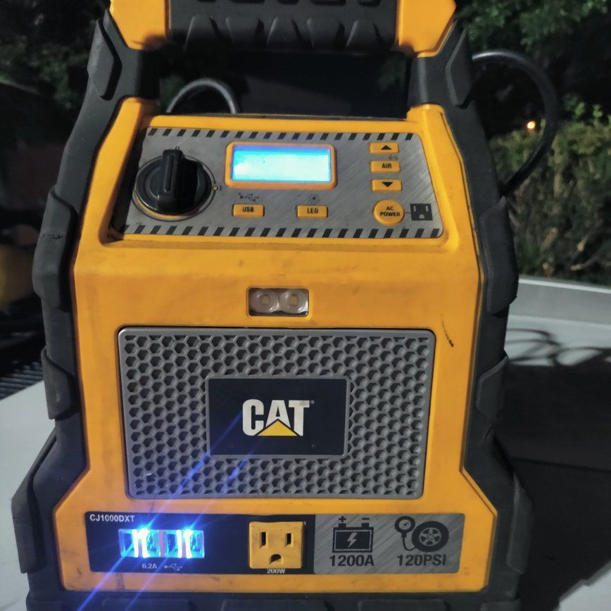 CAT CJ1000DXT Portable Power Station and Jump Starter 1200A