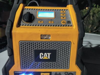 CAT CJ1000DXT Portable Power Station and Jump Starter 1200A