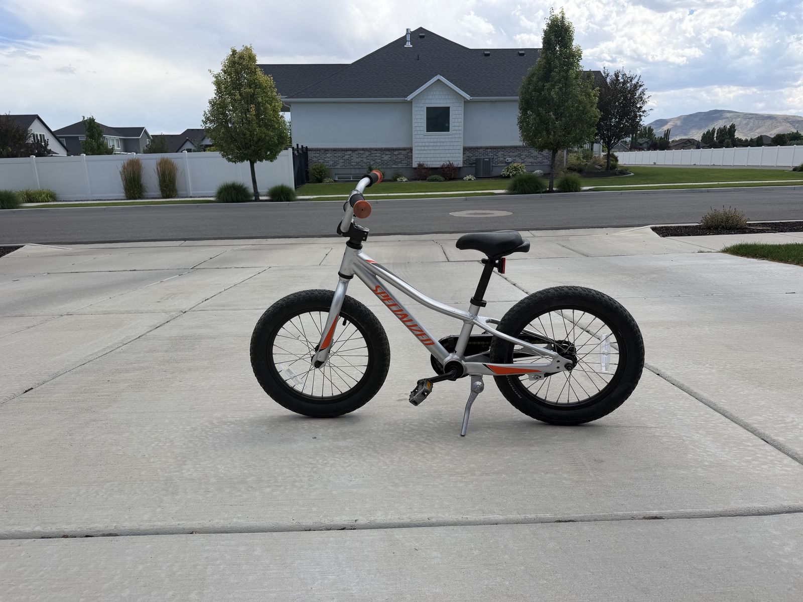 Specialized Riprock 16" Kids Bike - Silver/Orange, w/ Kickstand