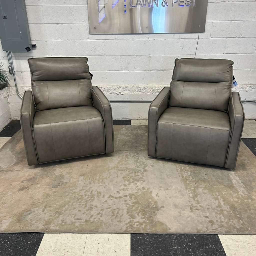 LIKE NEW!! COSTCO HENREDON KEIRA LEATHER ZERO GRAVITY RECLINER!!