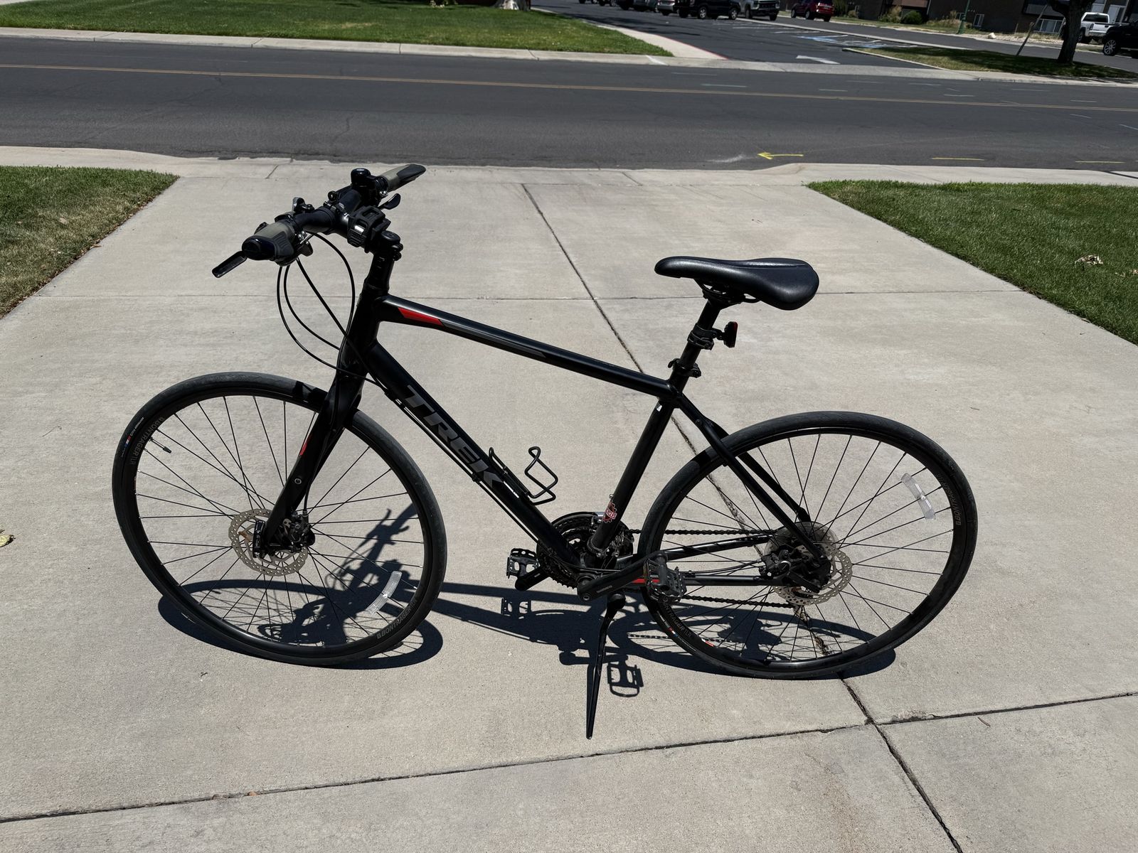 Trek FX 2 Disc Hybrid Bike - Black with Red Accents, Hydraulic Disc Brakes