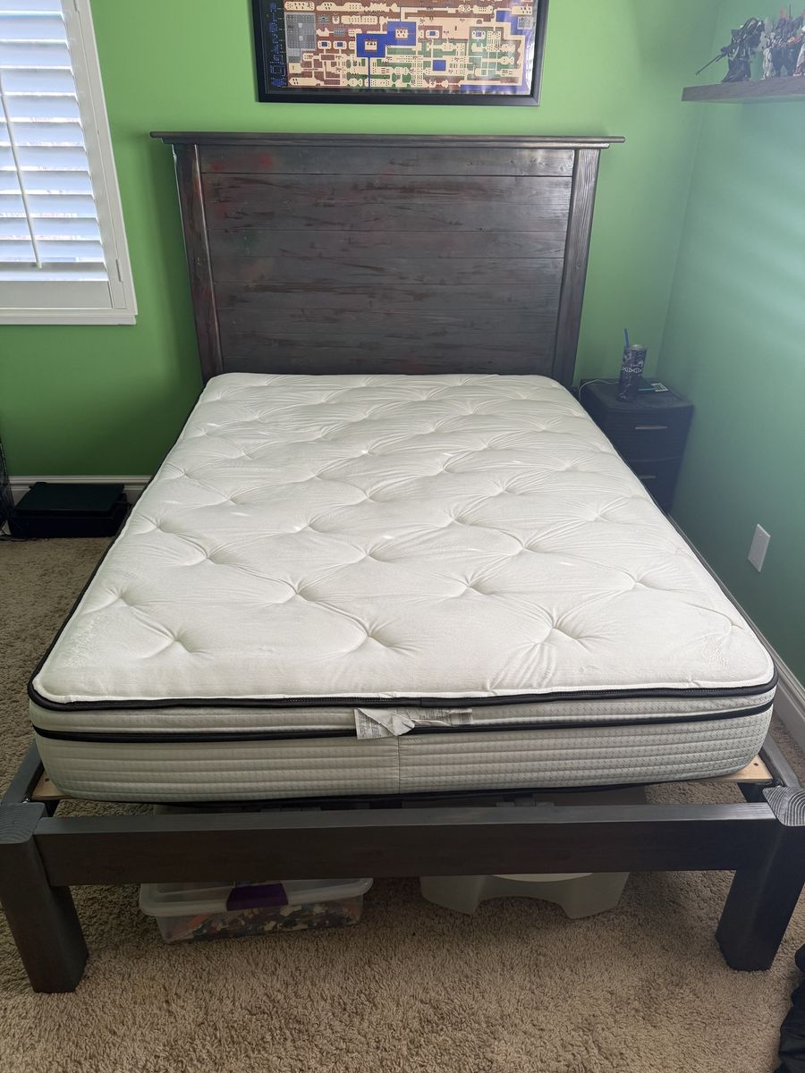 Full Size Bed w/Mattress