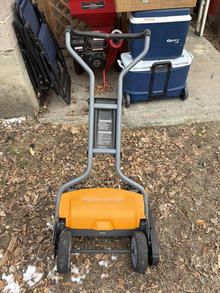 Fiskars Push Lawn Mower