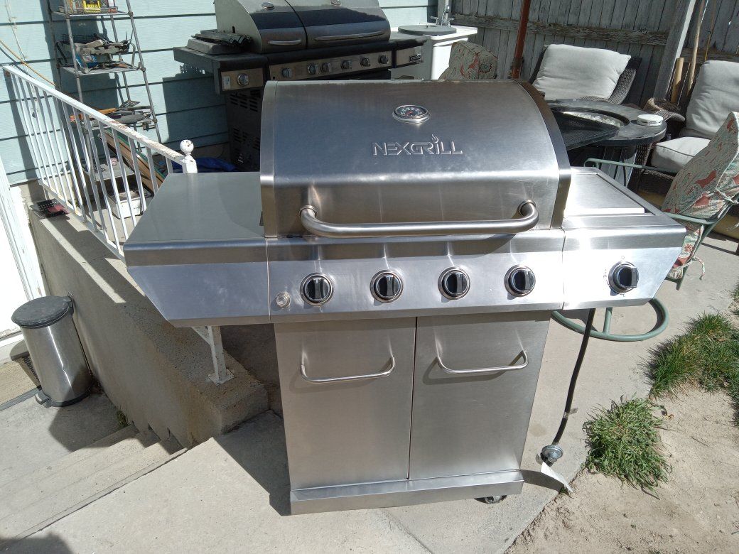Nexgrill Stainless 4 Burner Propane Grill W/ Cover