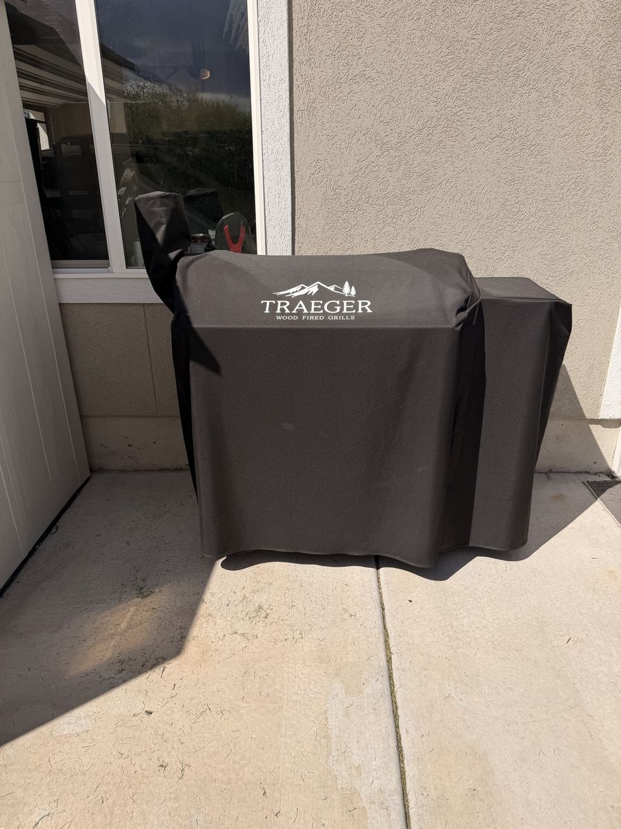 Traeger Wood Fired Grills Pellet Grill/Smoker with Cover