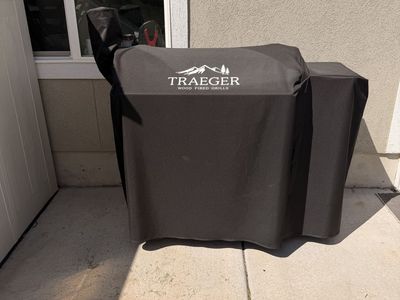 Traeger Wood Fired Grills Pellet Grill/Smoker with Cover
