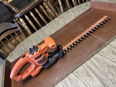 BLACK+DECKER Electric Hedge Trimmer beht150 17”