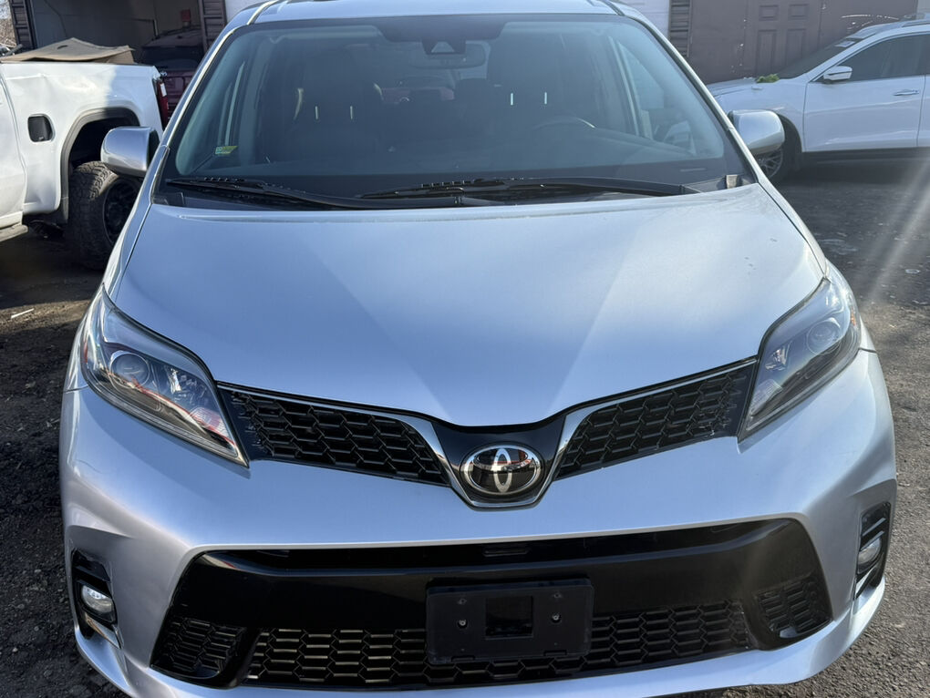 2020 Toyota Sienna SE 8-Passenger