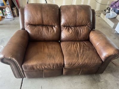 Reclining love seat. Leather.