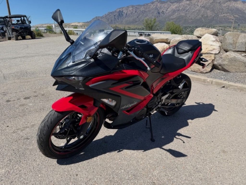 2025 Kawasaki Ninja® 500 ABS Passion Red/Metallic Flat Spark Black