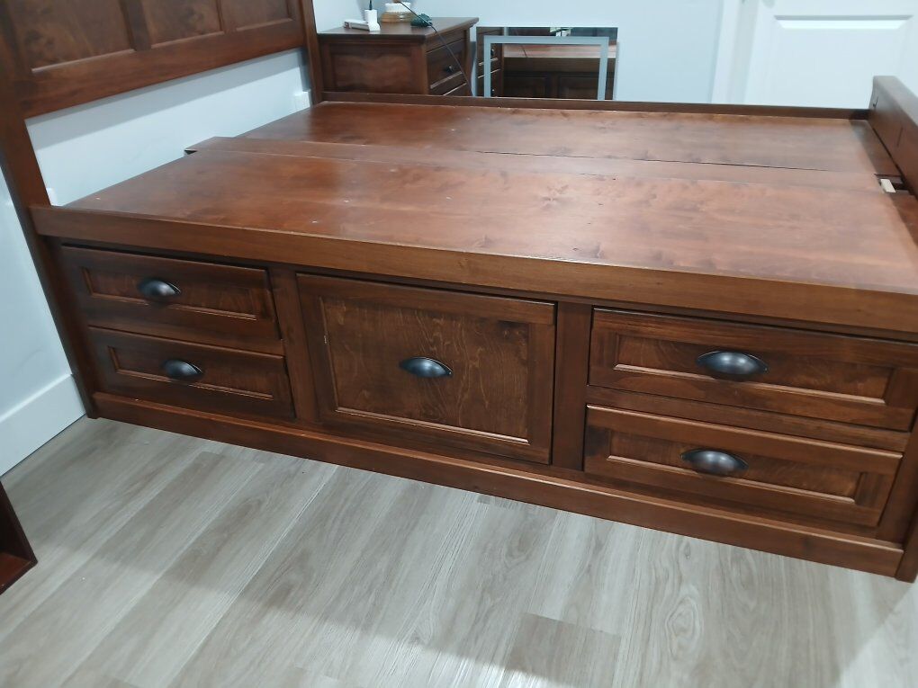 Bed dresser, full size.