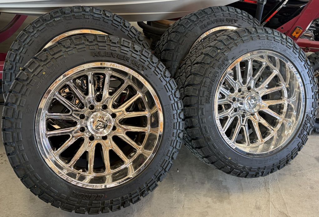 35x12.5R22 On 22x12 Chrome Wheel