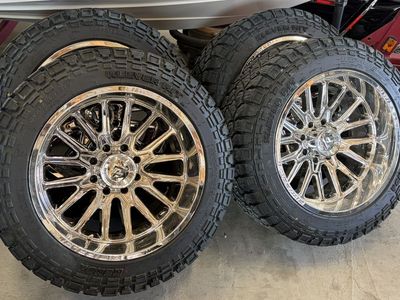 35x12.5R22 On 22x12 Chrome Wheel
