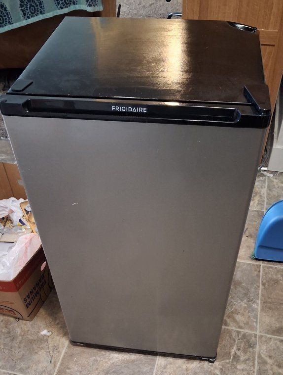 Mini Fridge- Fridgaire