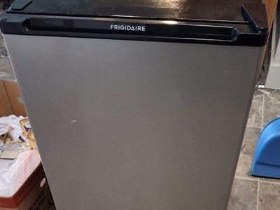 Mini Fridge- Fridgaire