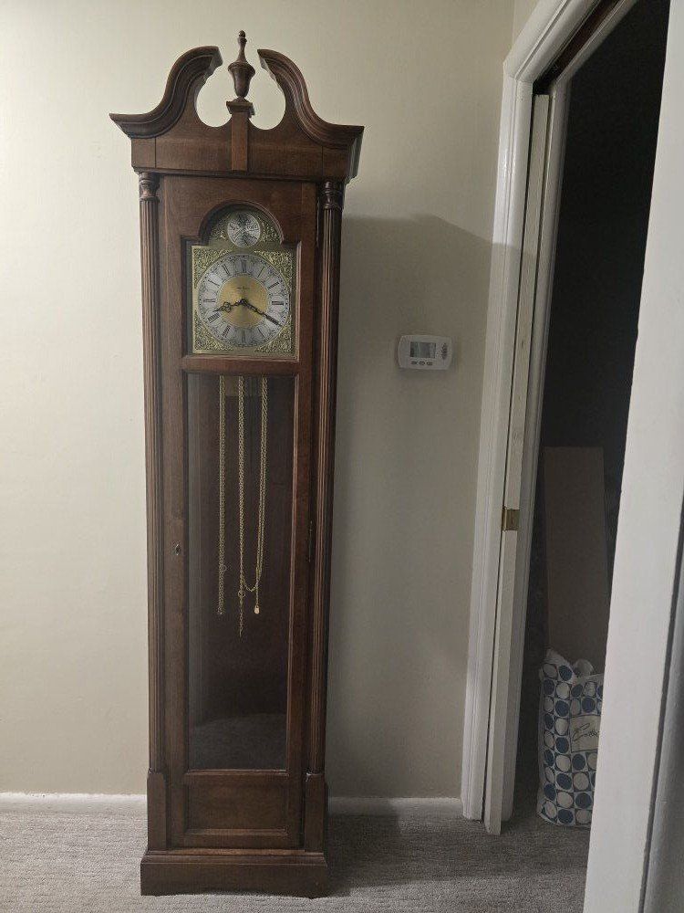 Like New never been assembled, Howard Miller clock