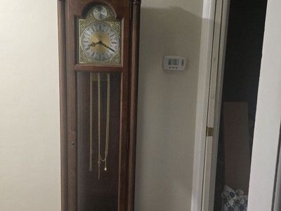 Like New never been assembled, Howard Miller clock