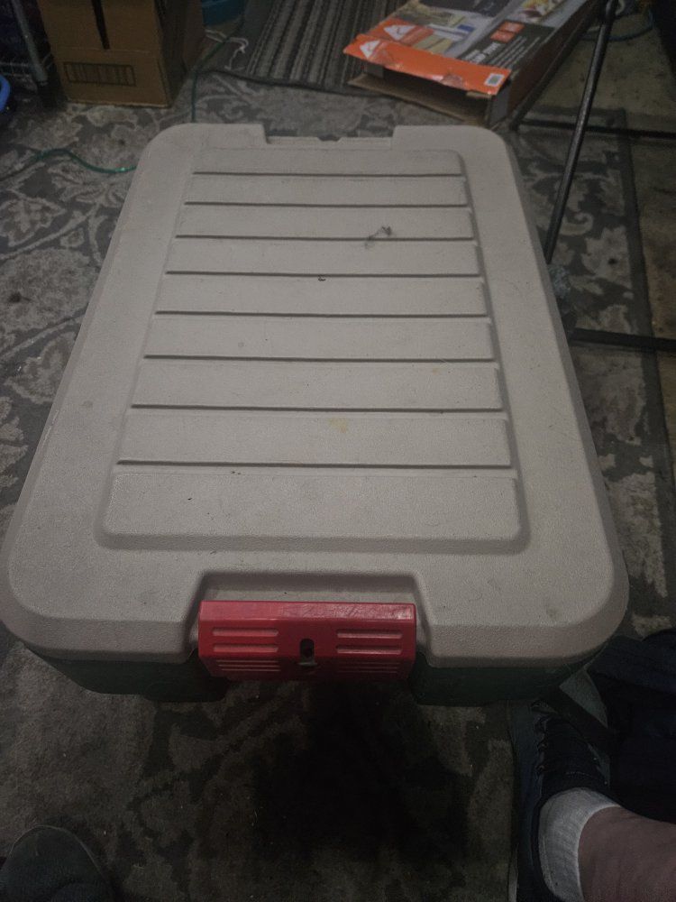 Rubbermaid storage container