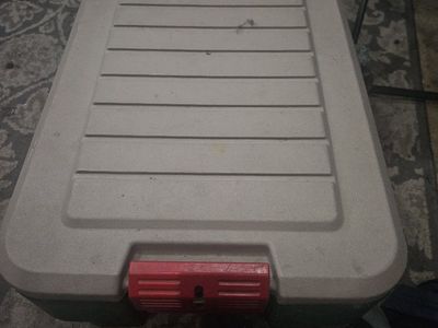 Rubbermaid storage container