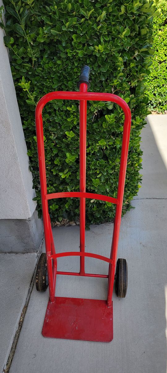 700 lb capacity hand truck from Harbor Freight