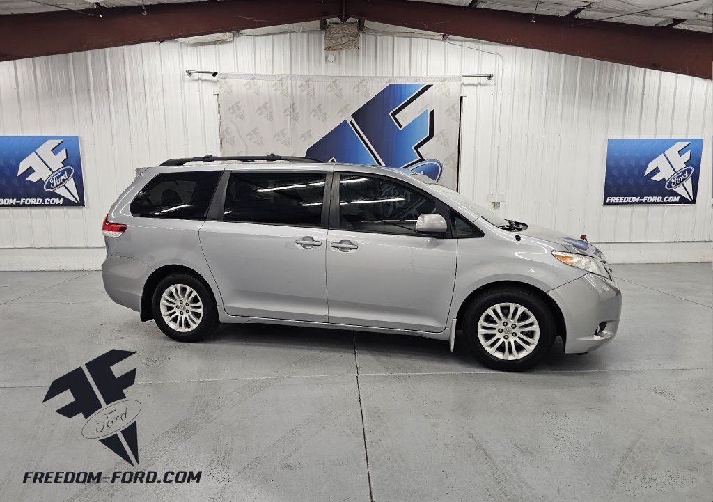 2014 Toyota Sienna XLE 8-Passenger