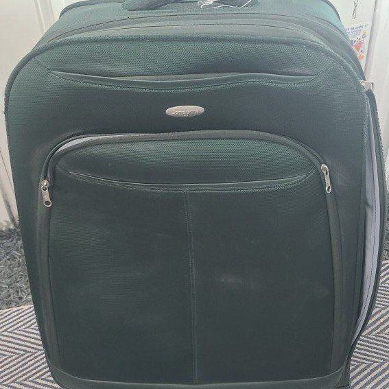 Expandable, Sturdy Samsonite-wheeled suitcase-Chec