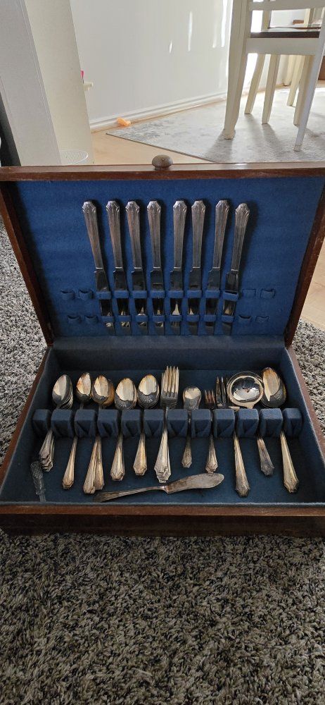Knickerbocker Plate AA Silverplated Flatware Set with Storage Chest