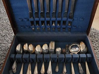 Knickerbocker Plate AA Silverplated Flatware Set with Storage Chest