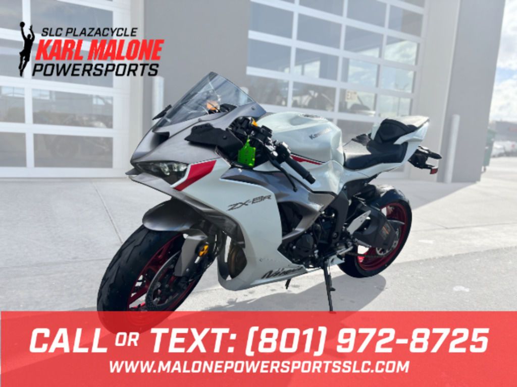 2024 Kawasaki Ninja® ZX™-6R Metallic Flat Spark Bl