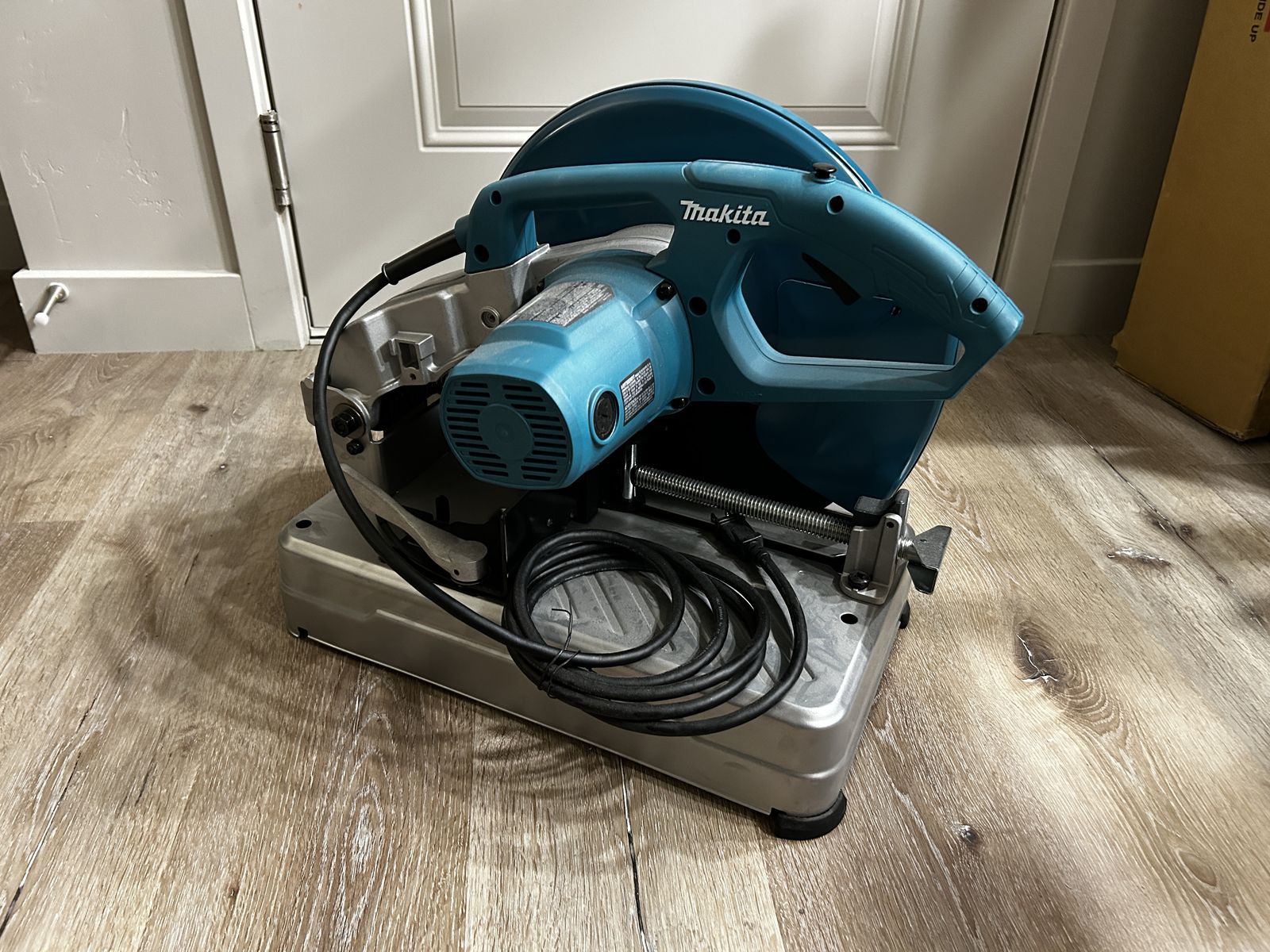 Makita LW1400 14" Cut-Off Saw with Tool-Less Wheel Change
