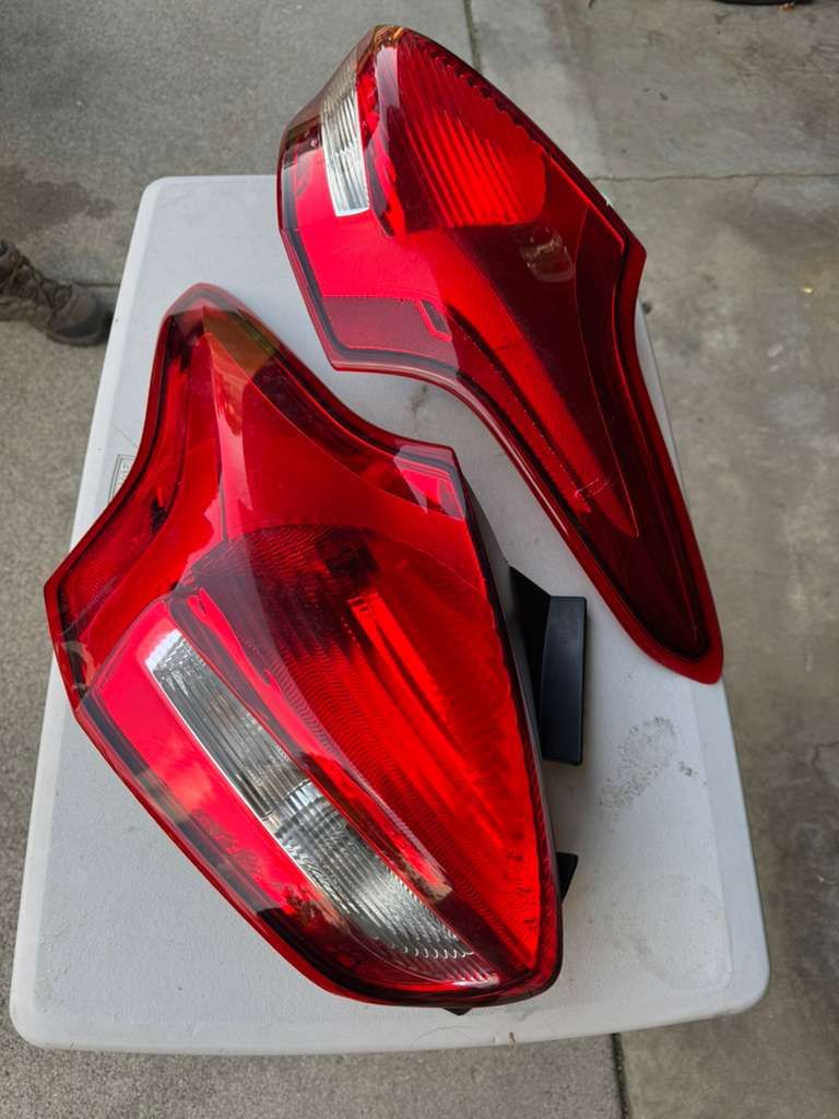 OEM 2015-2018 Ford Focus Hatchback / ST Tail Lights (Pair)