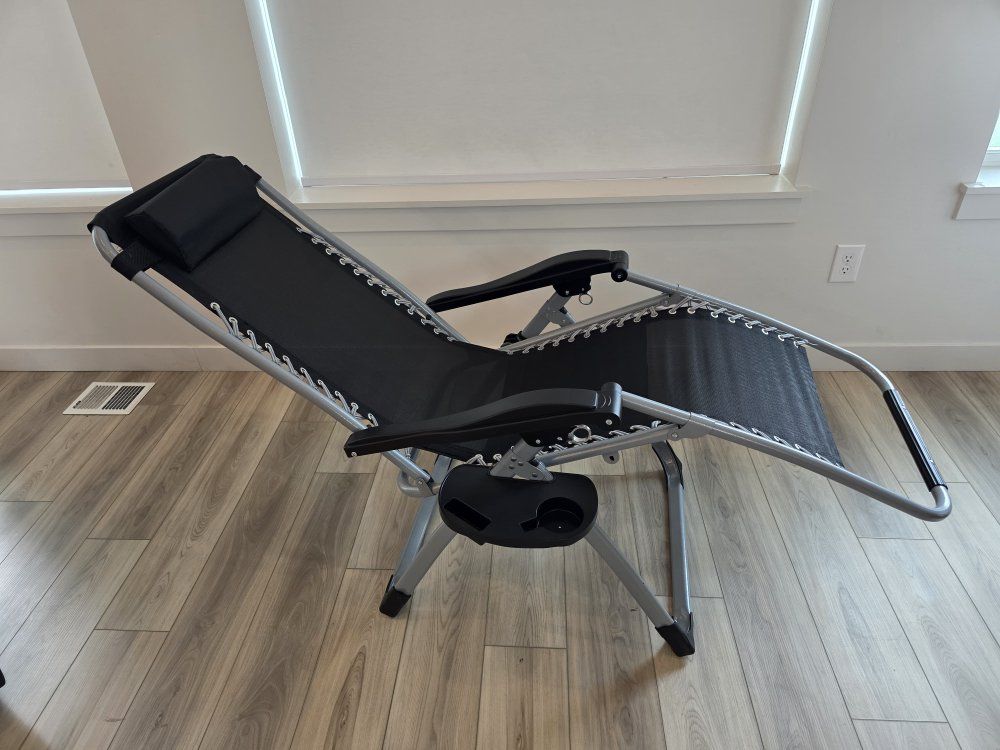 Brand new, patio Zero Gravity Lounge Lawn Chair wi