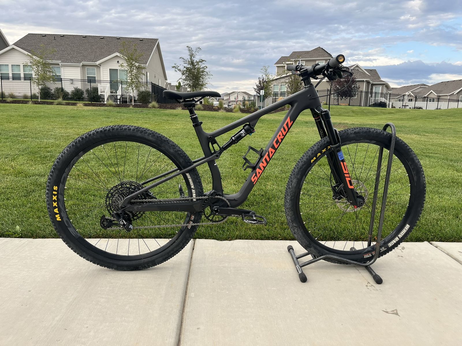 2023 Santa Cruz Blur C R TR Mountain Bike (Medium)