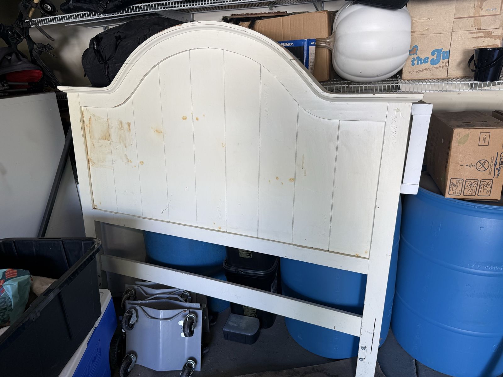 White Wooden Arch Headboard with Metal Bed Frame. Queen size