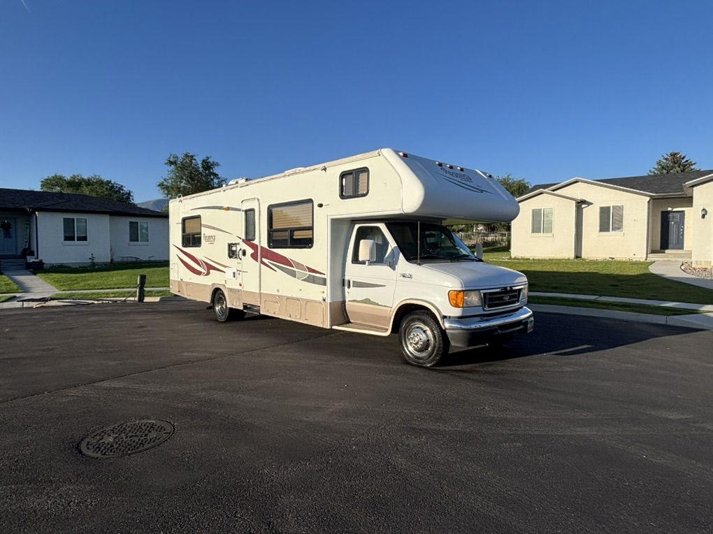 2004 Class C 30 Ft Motorhome Sleeps Up To 8