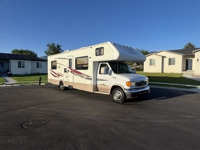 2004 Class C 30 Ft Motorhome Sleeps Up To 8