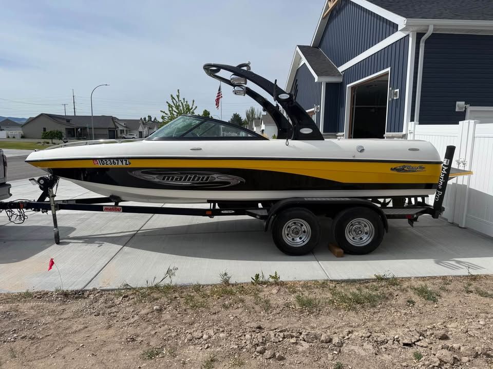 Malibu surf boat